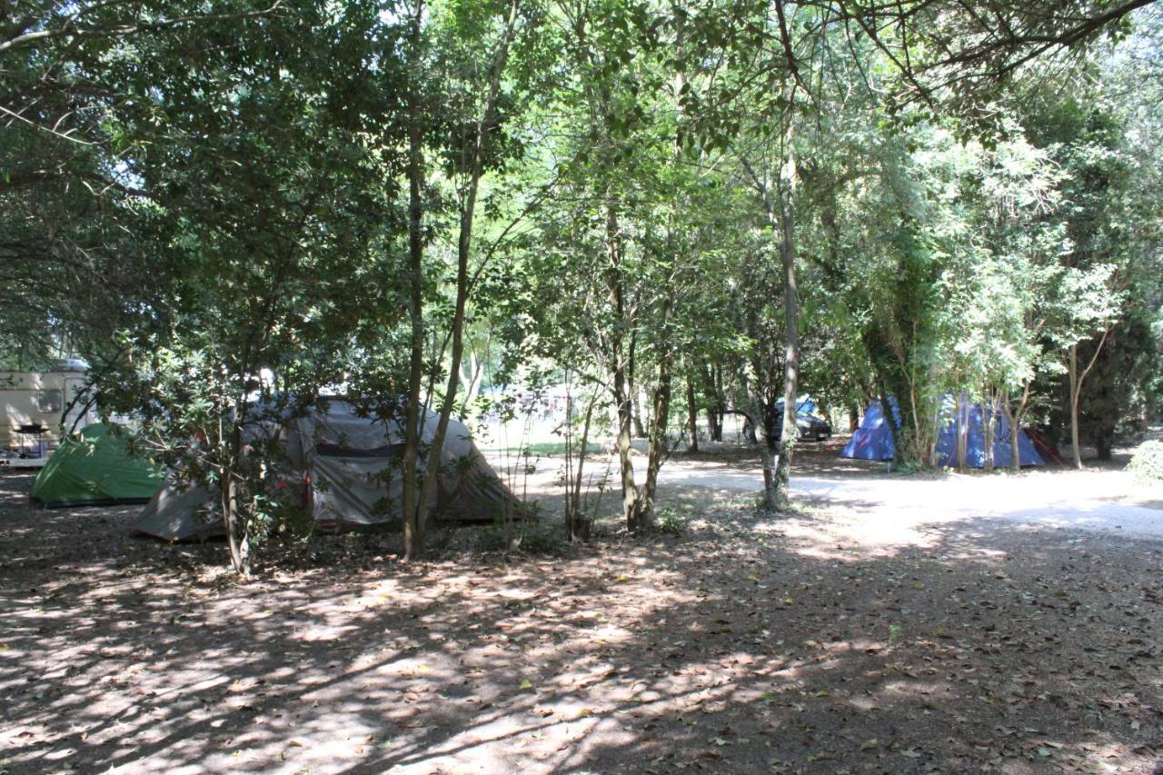 Hotel Camping de la Chapelette à Saint-Martin-de-Crau Extérieur photo